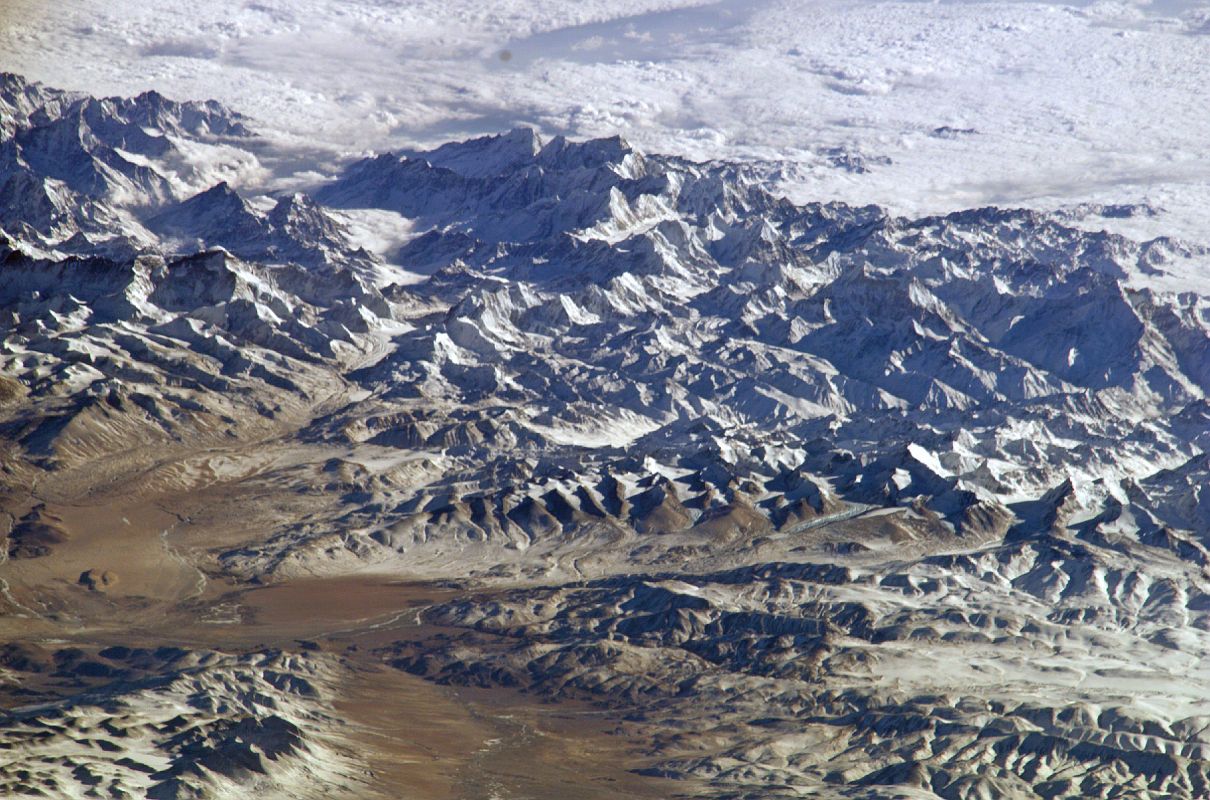 08-1 Nasa ISS008-E-13321 Cho Oyu, Gauri Shankar and Menlungtse From North Nasa has taken some excellent photos over the years. Here is a view from the northwest spanning Cho Oyu, Gauri Shankar and Menlungtse.